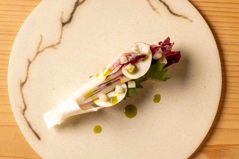 エンダイブとトレビスのサラダ。料理はすべて「おまかせ」35,000円（サービス料込）。