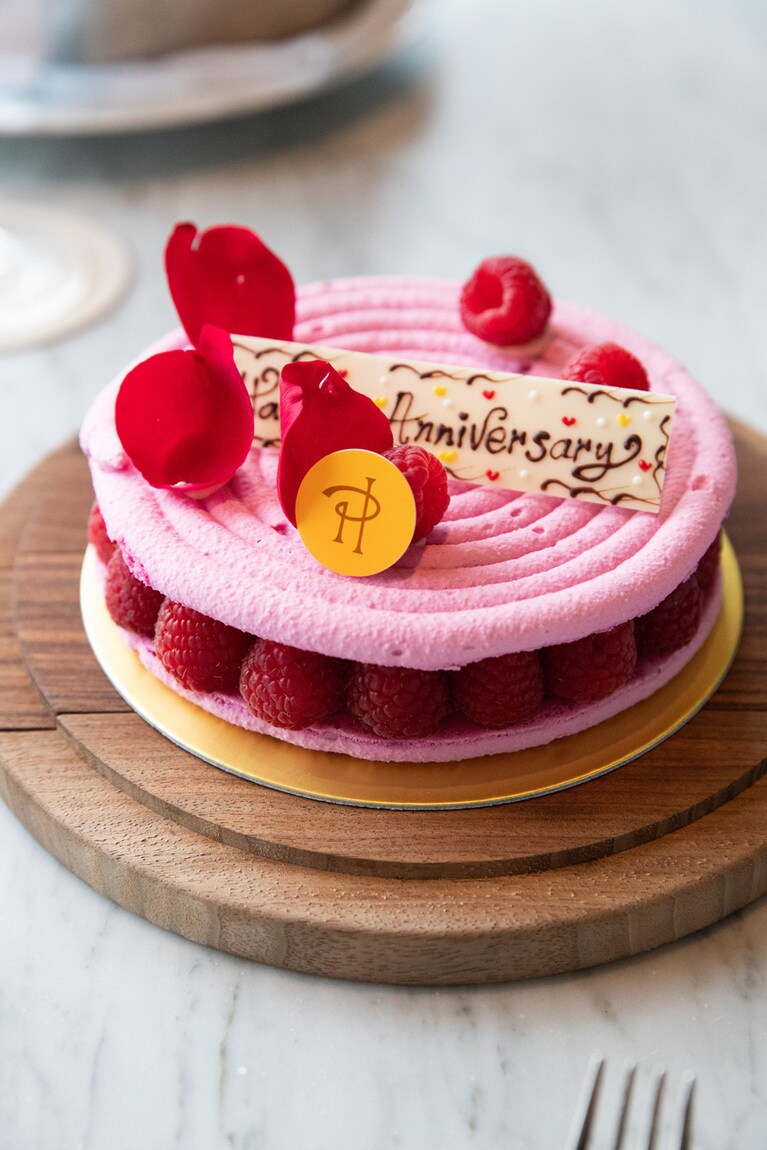 ホテルからのうれしいサプライズ、アニバーサリー仕様の “ホールケーキ イスパハン” (ケーキの種類は、日により異なります)。