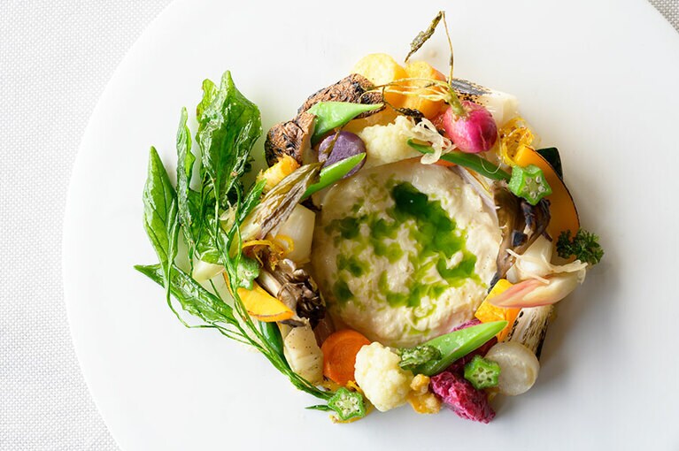 精進フレンチの一皿。中央に比叡山産湯葉、その周りに、揚げ、焼き、蒸しと異なる加熱調理をした野菜を配置。