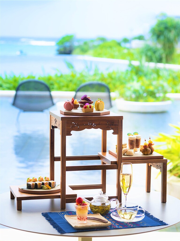 プールサイドで琉球王朝をモチーフにした雅なおもてなしを。「海風アフタヌーンティー」2名 30,000円（宿泊料別途、1日1組限定、2週間前までに要予約、2023年5月31日まで）。