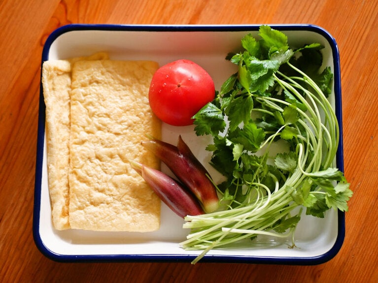 材料(2人前)／油揚げ：2枚、トマト：1個(100g程度)、ミョウガ：2本、三つ葉：1/2袋(25～30g程度)　