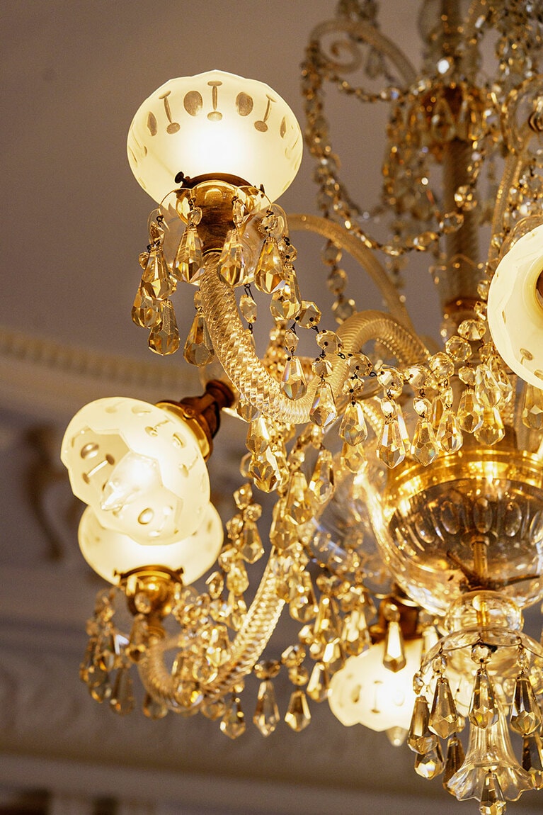 部屋ごとにシャンデリアのデザインが異なる。