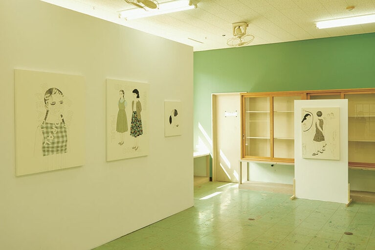 【寺本 愛「coastline」】イラストレーターとしても活躍する寺本 愛氏。彼女の描く人物たちは、皆インパクトのある瞳を持ち、時代を超越した衣服を身にまとっている。好奇心を掻き立てられる作風。