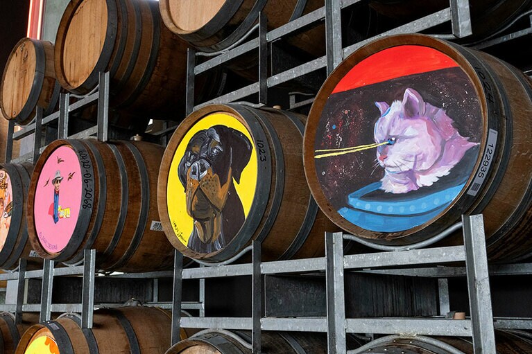 使わなくなったワインやウイスキー樽をビール造りに再利用。その香りを移したビールが誕生した。