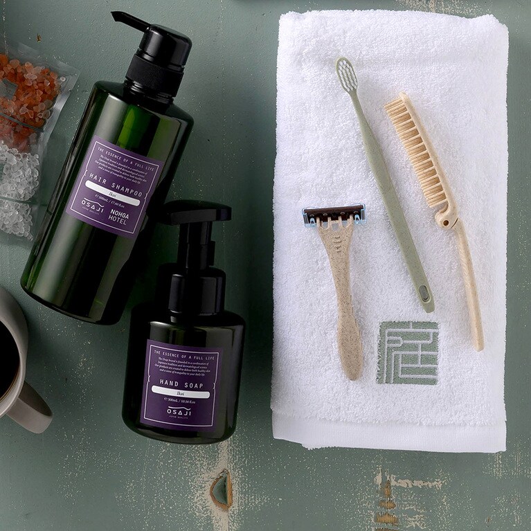 左から、サステナビリティを追求するコスメティックブランド「OSAJI」バスアイテム〈U・A・K・N〉、バイオマス素材アメニティ〈N〉