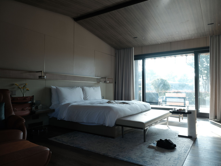 大きな窓から優しい光が差し込む客室。ところどころにブランドのプロダクトが紛れていて、宝探しのような楽しみがありました。