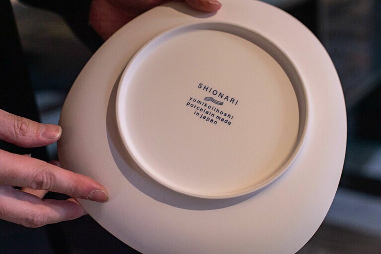 イイホシユミコさんとメズム東京がコラボしたブランド「SHIONARI」の器。