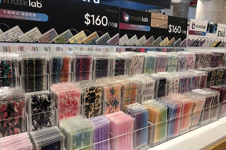 香港発の専門店「Masklab(R)」。生産はすべて台湾で、花粉濾過率99%以上、空気循環抵抗圧力差が5水柱ミリメートル/平方センチメートル以下の表示があり、機能的には台湾の医療用マスクと同等。デザインはどれも洗練されていて、立体的に立ち上がる韓国式も人気。プリーツタイプはよりどり10枚160元。