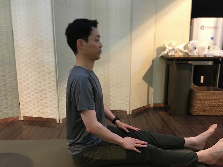 これが長座。背骨と脚が直角になっていて、美しい。