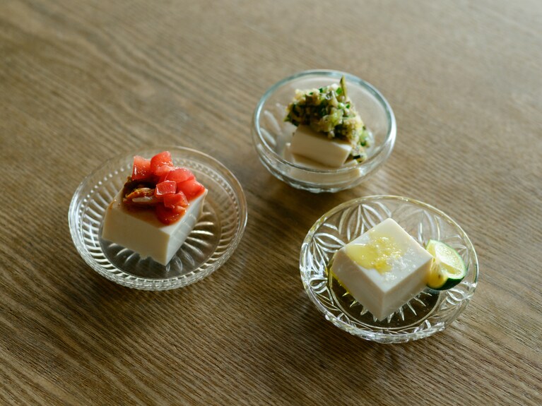 透明なガラスの小皿は素材それぞれの色が素直に活きる。