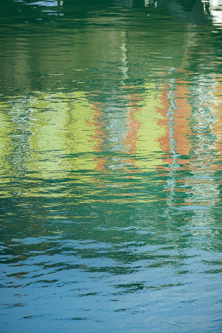 風の少ないときは対岸の建物が鮮やかに映り込む。