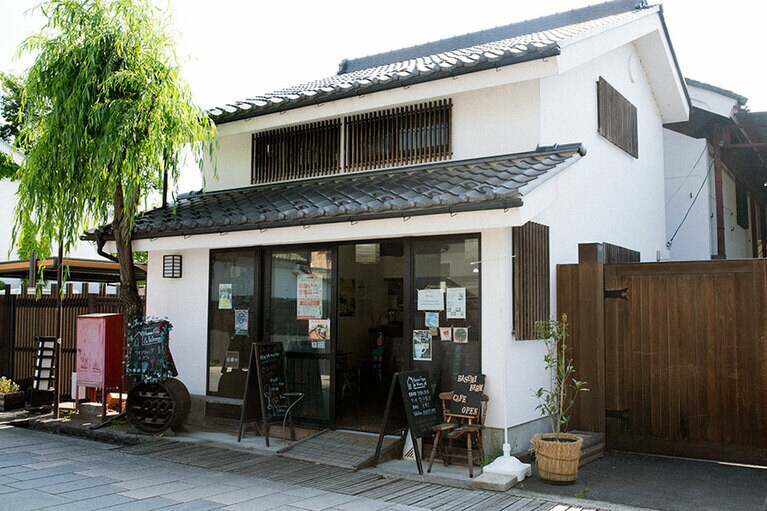 通りに馴染む外観。