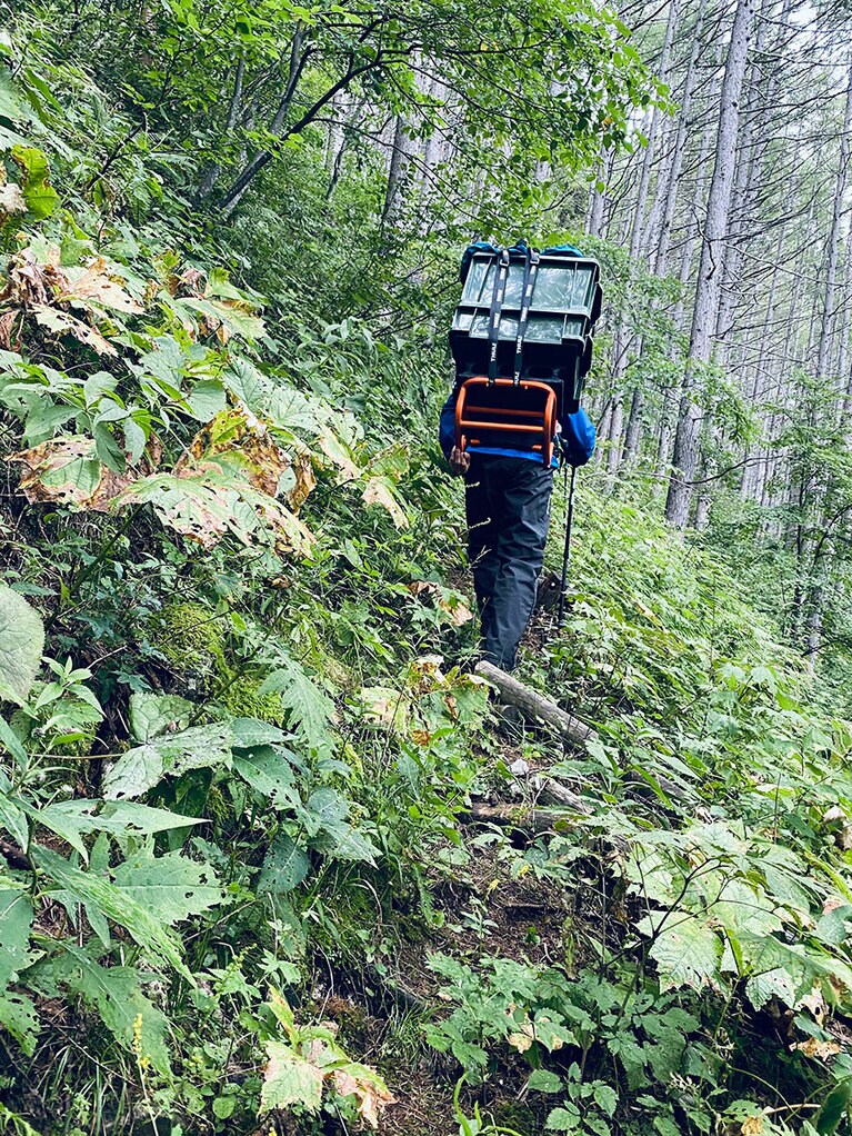 「山の運搬技術を『歩荷』と呼ぶ」と秋本さん／写真提供：秋本真宏