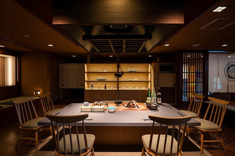 懐かしくもどこか新鮮な囲炉裏端での団らんが満喫できる、カフェ「囲炉裏茶房」。