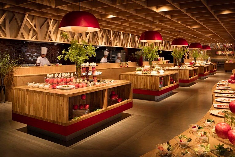 星野リゾート 奥入瀬渓流ホテル［青森／奥入瀬渓流温泉］ビュッフェレストラン「青森りんごキッチン」。