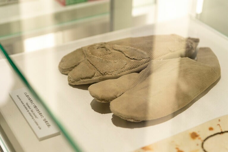 昨年のNHK大河ドラマ「いだてん」ファンは必見！　日本マラソン黎明期に金栗四三が使ったマラソン足袋のレプリカがあるのだ。