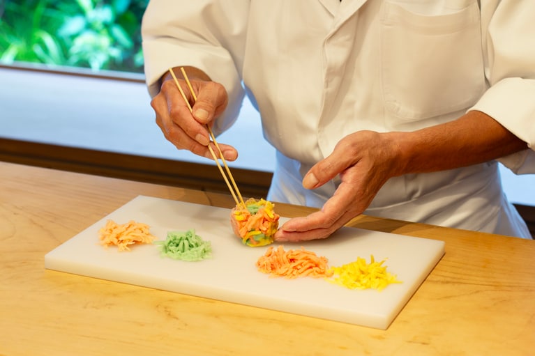 「体験型和フタヌーンティー」の体験のひとつ、きんとんモンブラン実演（職人の技体験）のイメージ。