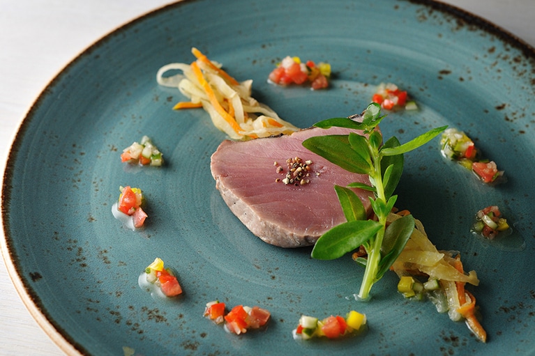 ディナーコース「TINPAU -天蛇-」25,300円から、「伊良部島産鰹のミキュイ くうす味噌入りキャビアドオーベルジーヌ」。島のお馴染み食材も、シェフの手にかかれば見目も麗しいエレガントな一皿に。