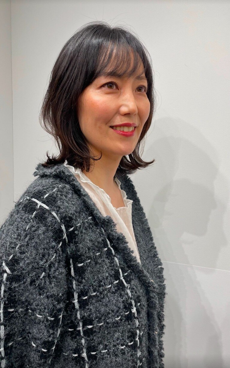 クセ毛を活かしたくびれミディアムレイヤー。