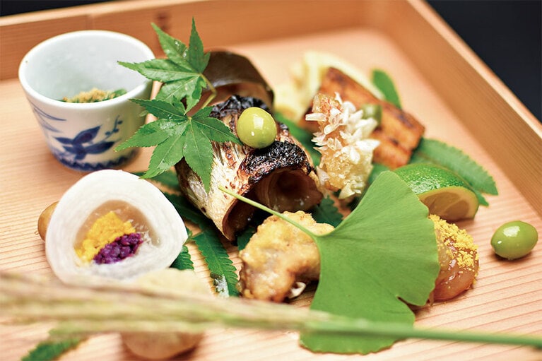 旬の食材をふんだんに使い、鹿児島の四季を五感で味わえる妙見石原荘の料理。青もみじなど野趣溢れるあしらいも美しい。芸術品のように美しい繊細な懐石料理。