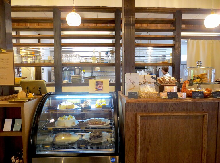 まずは、カウンターでお菓子と飲み物を注文。