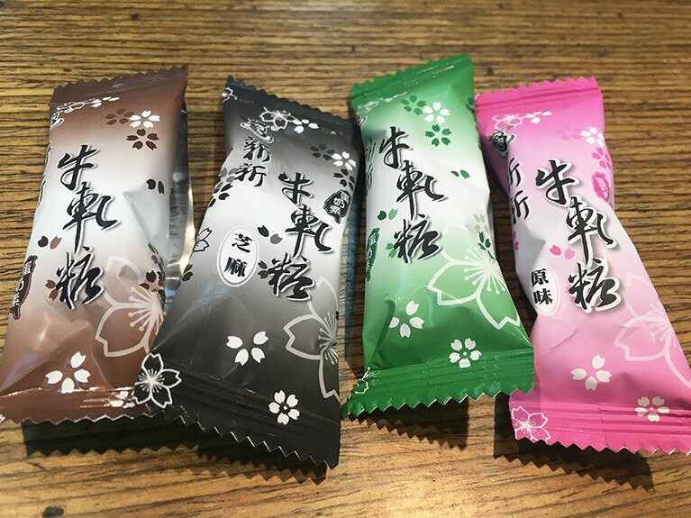 ばら売りはしていませんが、すべてのフレーバーを試食できるので味を確かめてから購入できる。250元～。