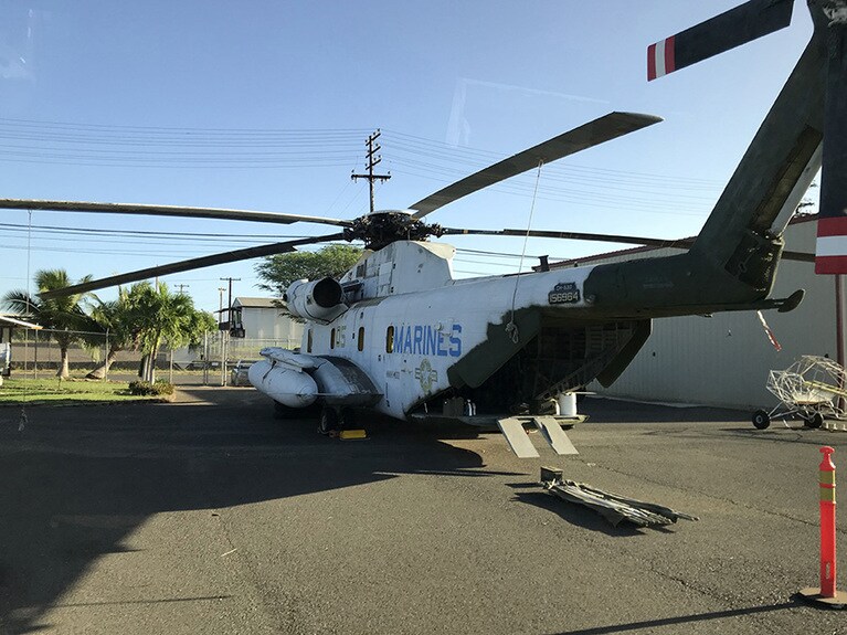 同機の左面は白いまま。実はこれ、映画の撮影で使われたヘリコプター。右面しか画面に映らなかったので必要な部分だけペイントしたのだ。