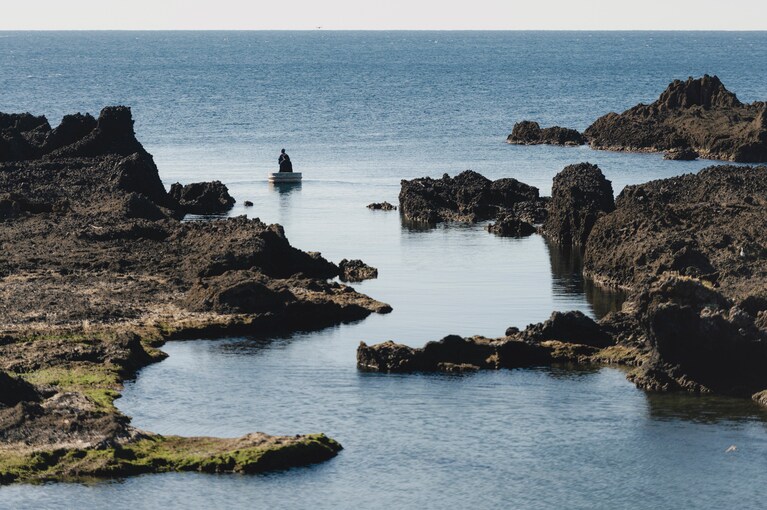 佐渡・宿根木に残る原風景に魅せられて。俳優・工藤阿須加さんと江戸時代にタイムスリップ【通いたくなる島、佐渡】
