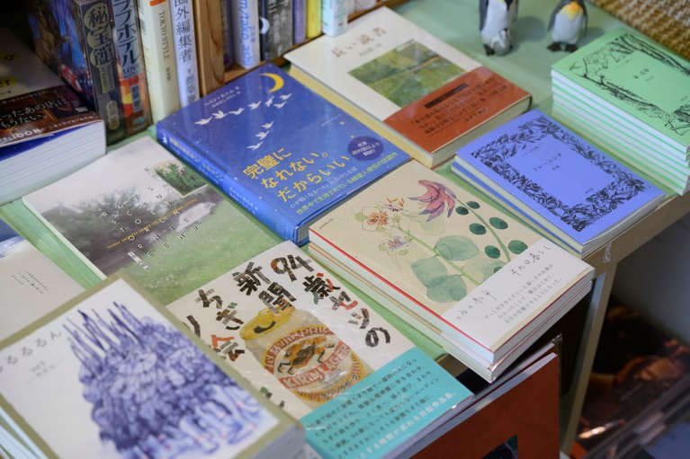 ご夫婦のセレクトの中から本を探す、宝探しのような時間。