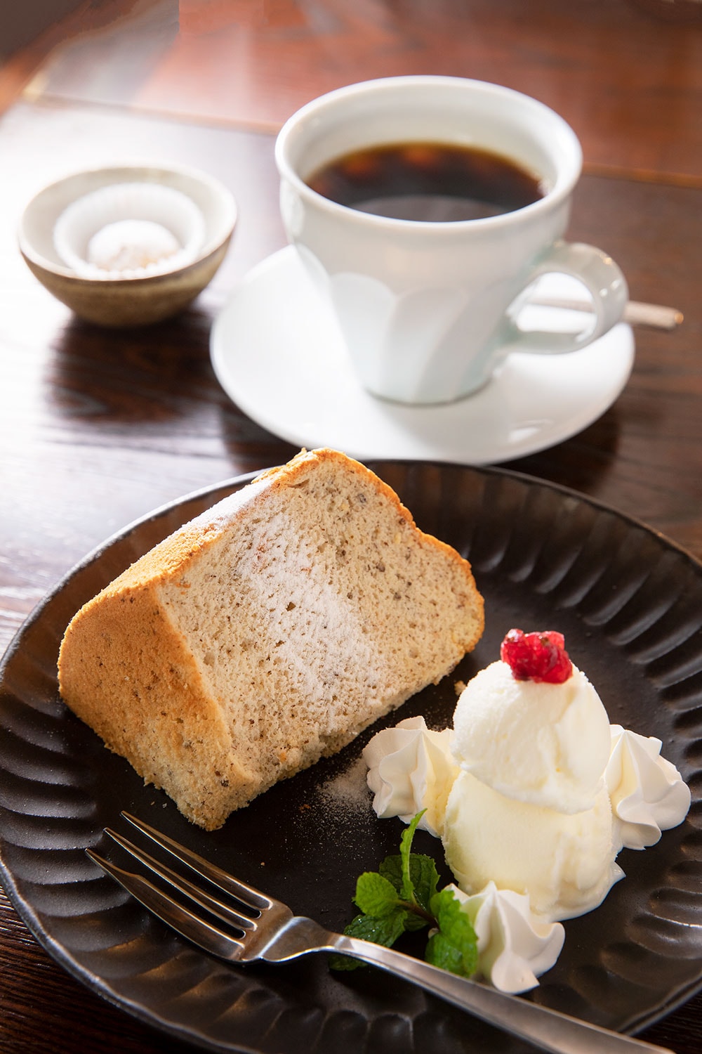 会津若松“ラバーズコーヒー”のオリジナルブレンドなど、こだわりのコーヒー(450円)が、会津本郷焼のカップで供され、上品な甘さの米粉シフォンケーキ(600円)なども美味。