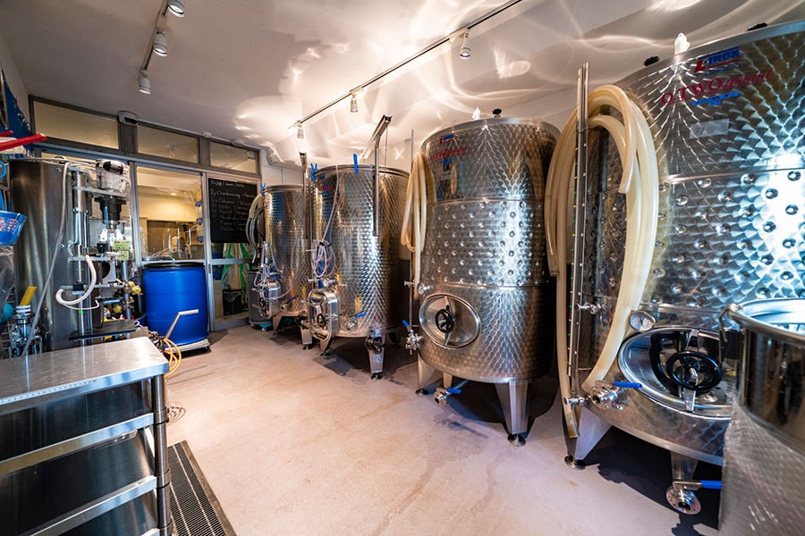お店の奥にある醸造所には、1トンの醸造用タンクが4つ並ぶ。