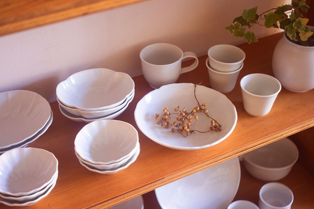 2010年に開店して以来、長く売れ続けている高橋昌子さんの磁器の皿やマグカップ。
