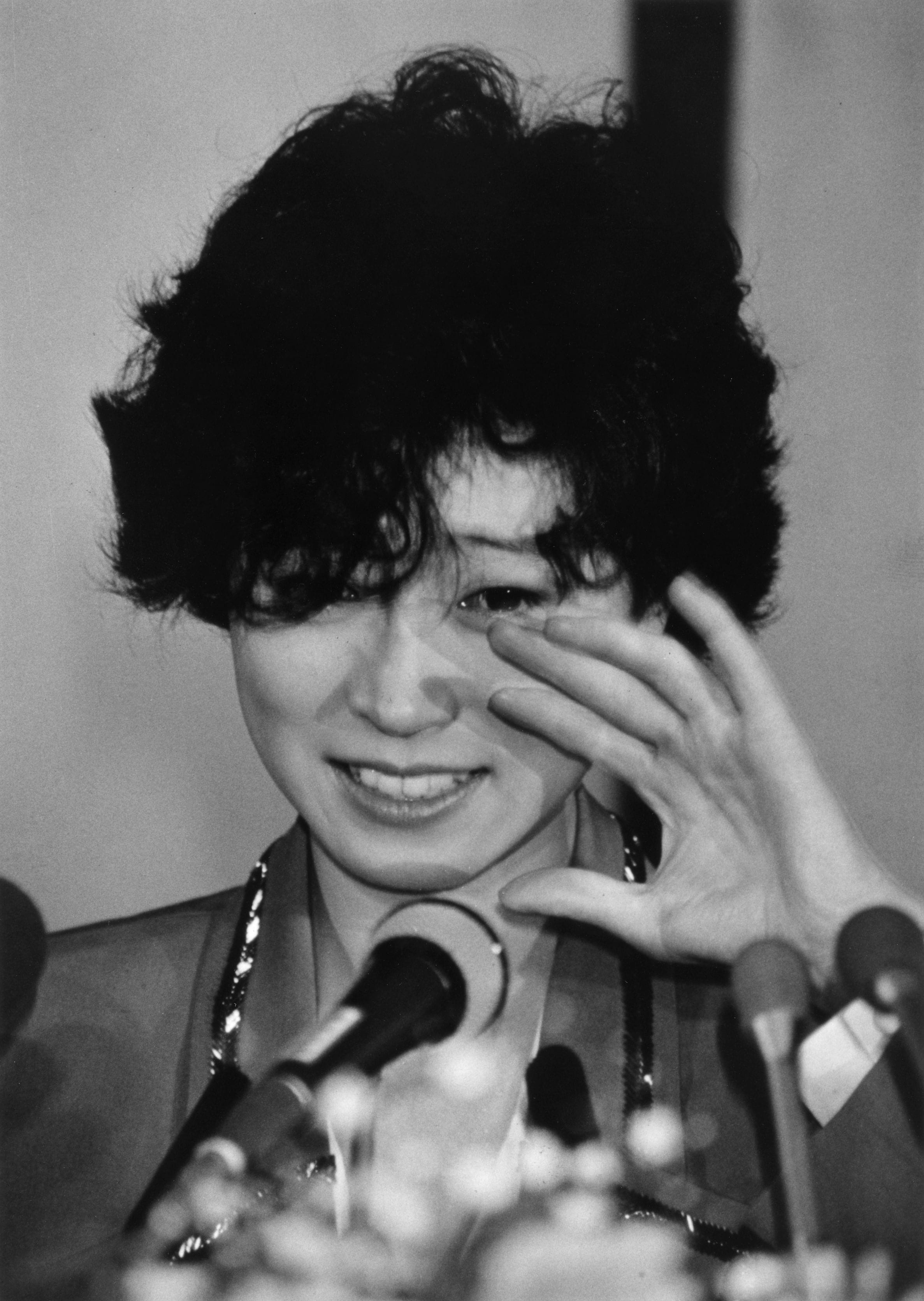 1989年の大晦日に行われた「金屏風会見」には、ロングヘアをばっさりと切ったショートヘア、グレーのスーツ姿で登場した　©文藝春秋