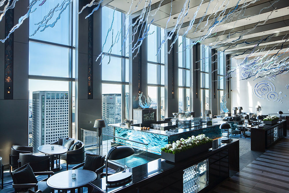 ホテル最上階に位置し、都内の景色が一望できる「DINING ＆ BAR TABLE 9 TOKYO」内の「AWA LOUNGE」。