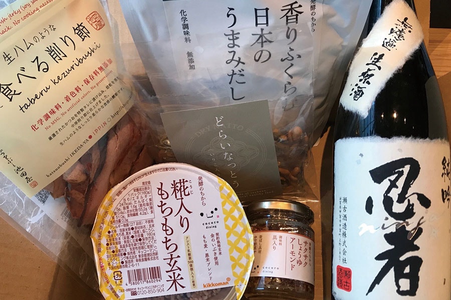 特設サイトで購入可能な「発酵食品と日本酒セット」5,000円(税込)。写真は2020年5月2日(土)に行われた第1回Instagramライブ配信用商品。各配信ごとに、日本酒と商品の一部が変更される。