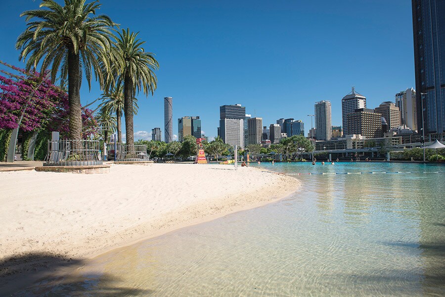 砂を敷き詰め、まるでラグーンのような人工プールのサウスバンク・パークランド。入場無料。(C)Tourism & Events Queensland