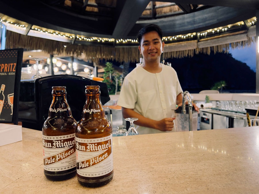 ビーチにあるバーでは、フィリピンのサンミゲルビールが人気。夕焼けを眺めながらプールサイドで飲むか、夕焼け後にバーで飲むか、両方か（笑）。