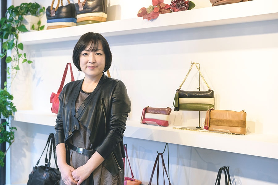 代表でデザイナーの鮫島弘子さん。環境基準をクリアしたレザーの買い付け、現地での雇用や技術支援、エシカルな企業コンセプトが注目され、スターバックスコーヒーなど大手企業との協業も実現。