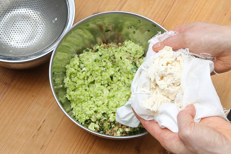 よく混ぜ合わせタネを作り、餃子の皮で包む。