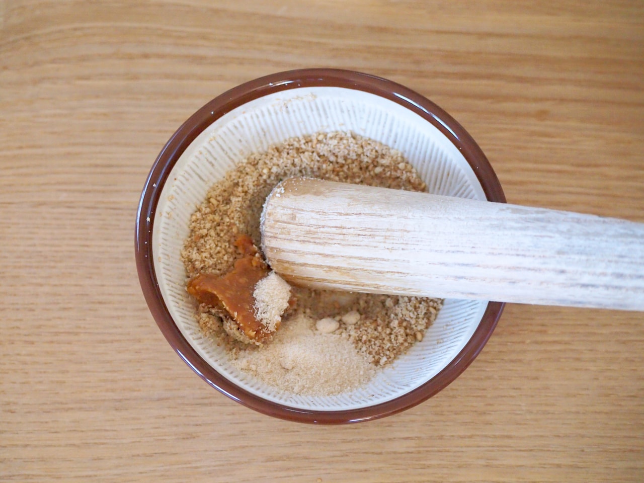 すり鉢に＜調味料＞の食材を入れ、よくすり混ぜる。