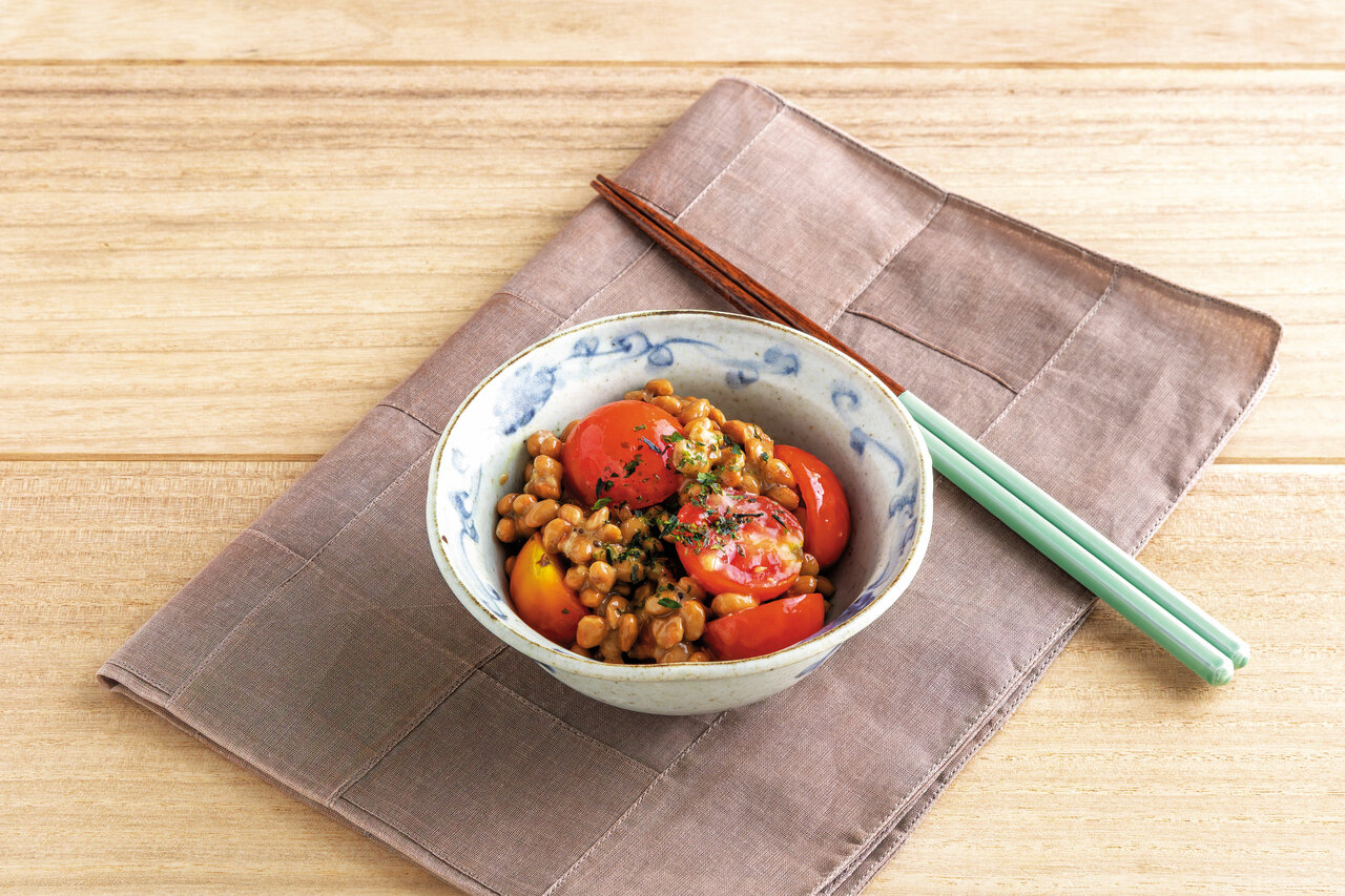 トマト納豆。エネルギー97 kcal、たんぱく質7.6 g、脂質4.2 g、炭水化物9.3 g。