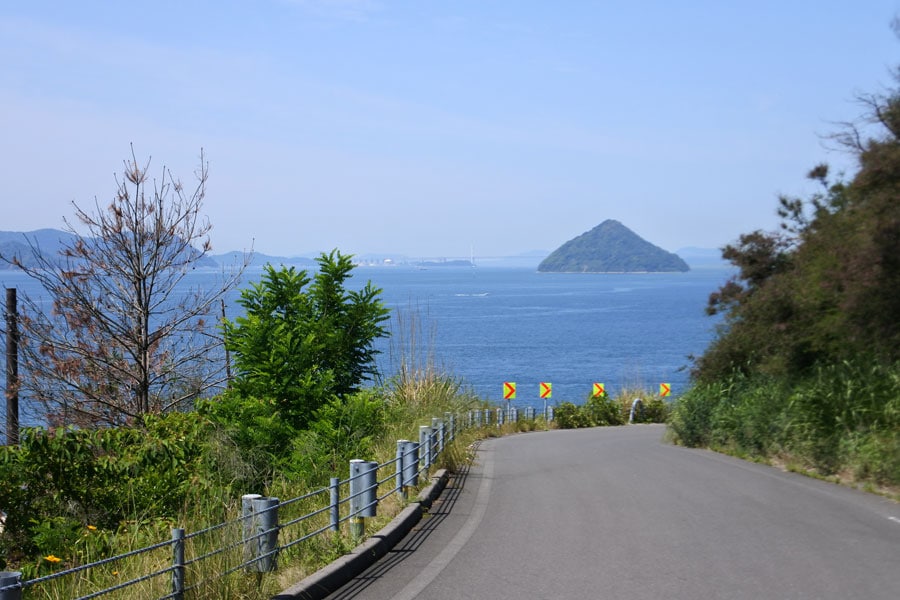 美術館エリアの道はくねくね、そして坂道が多く、夏の自転車はキツイかも。