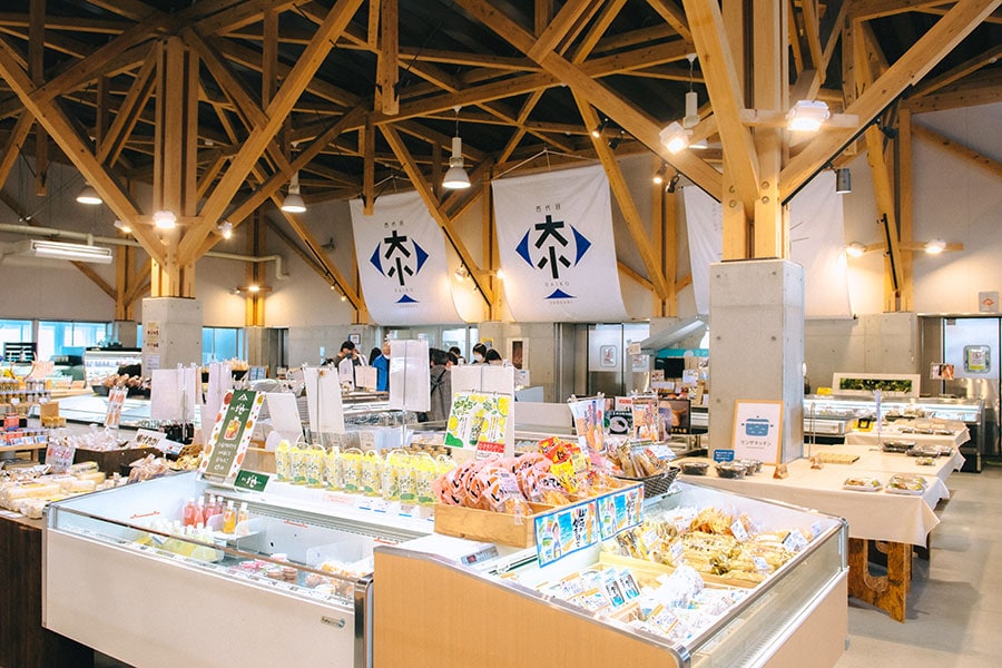 仙崎近海で水揚げされた鮮魚をはじめとする、県内、市内のおいしいもが勢ぞろい。