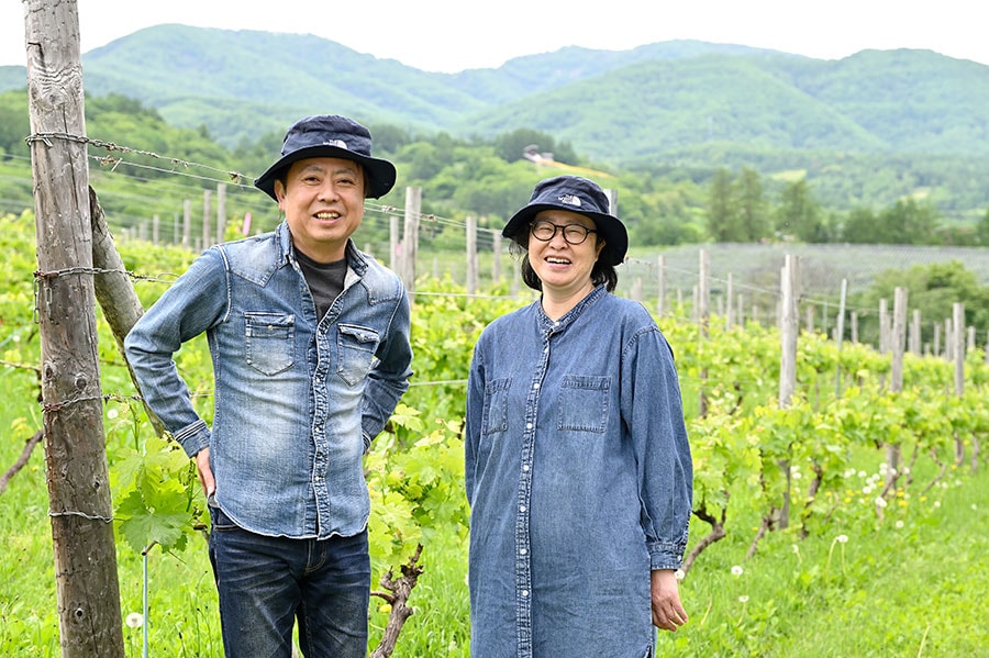 【RITAFARM & WINERY】菅原誠人・由利子／醸造設備メーカーに勤務していた誠人さんと、ワインのインポーターをしていた由利子さんが設立。フランスで学んだ醸造技術を現代の余市に移植した。「世界に通用する単一品種のワインを造りたい。だから主力となるブドウはシャルドネやソーヴィニヨン・ブラン、ピノ・ノワール。ワインツーリズムを標榜しているのに、余市は宿が少ないので、いまうちにも7部屋くらい泊まれる部屋を造ろうかと話をしています」(由利子さん)。