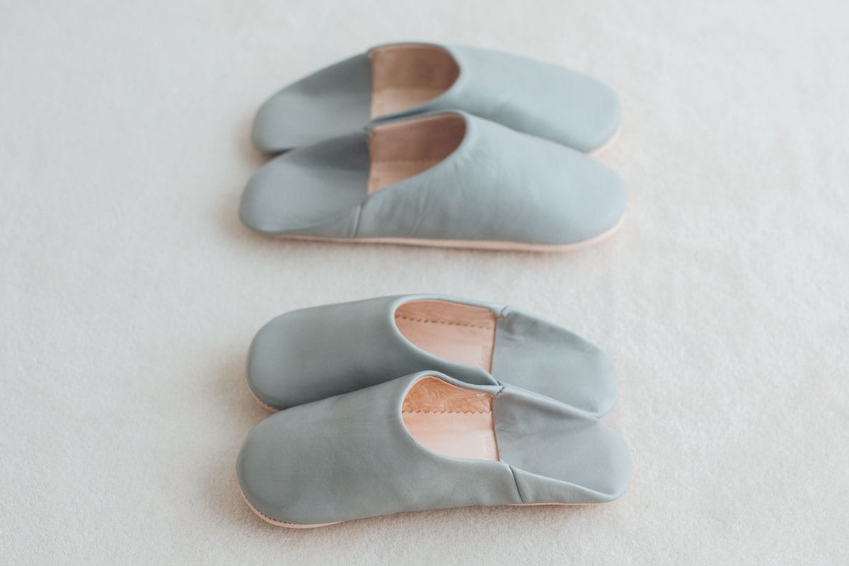 「シンプルバブーシュ」上から：グレー27cm 6,600円、23cm 5,280円／Fatima Morocco