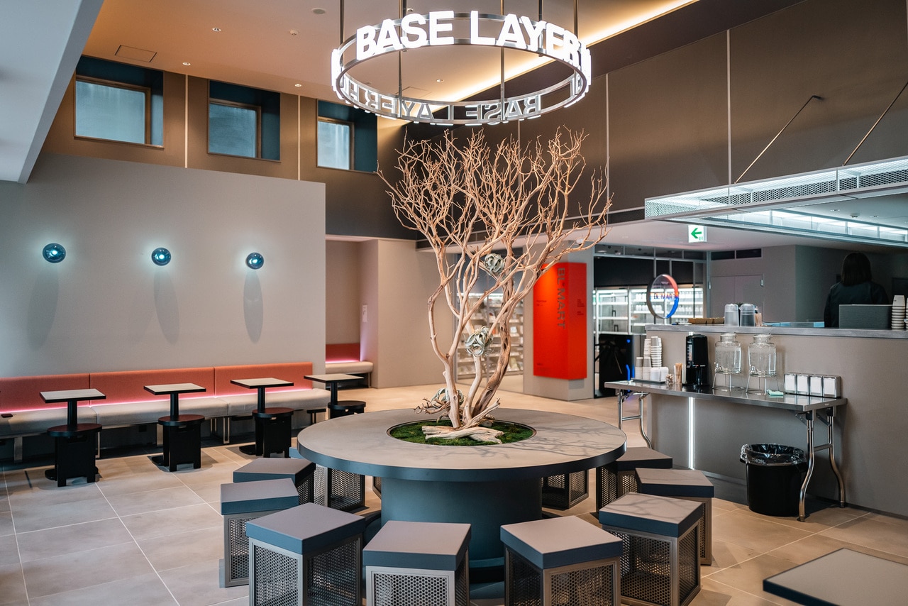 「ベースレイヤーホテル フクオカ」の1Fにある「コミュニティー ラウンジ_カフェ & バー」。