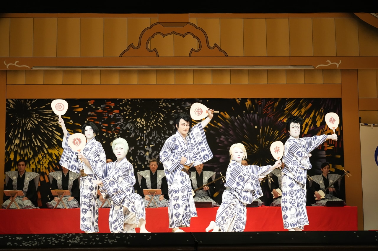 おそろいの浴衣とうちわで踊る刀剣男士たち。