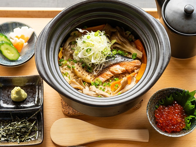 その美味しさにみんな大満足！ 「鮭といくら」の土鍋ご飯定食 2,500円。