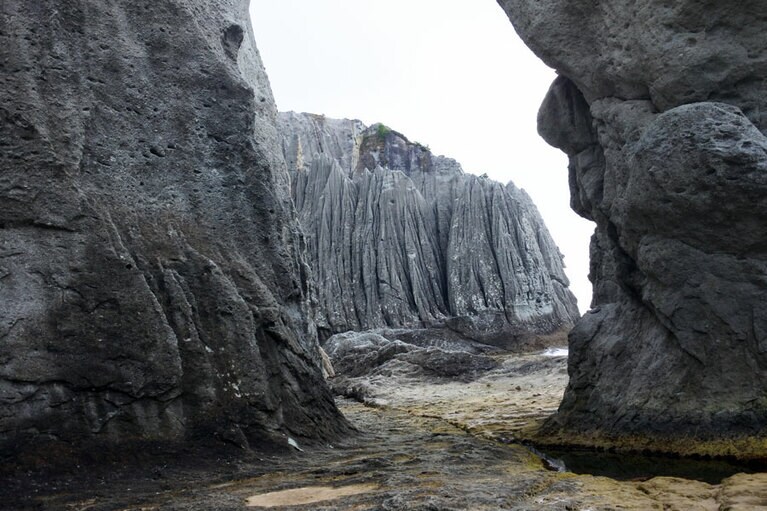 昔の人は奥の岩の向こうを賽の河原に見立てたそうです。