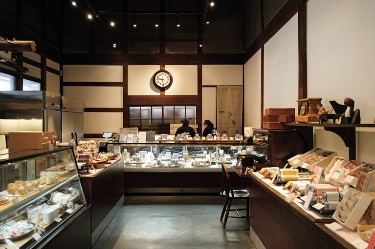 栗菓子を中心としたお菓子が並ぶ店内。